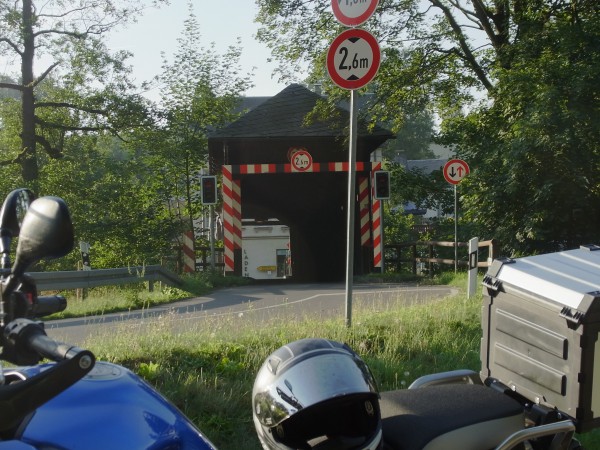 durch dies dunkle Gasse wird er kommen...