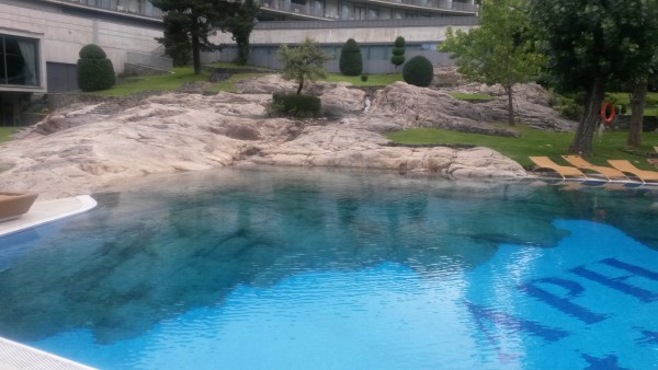 die Frage ist, wie haben die den Fels an den Pool geschafft?