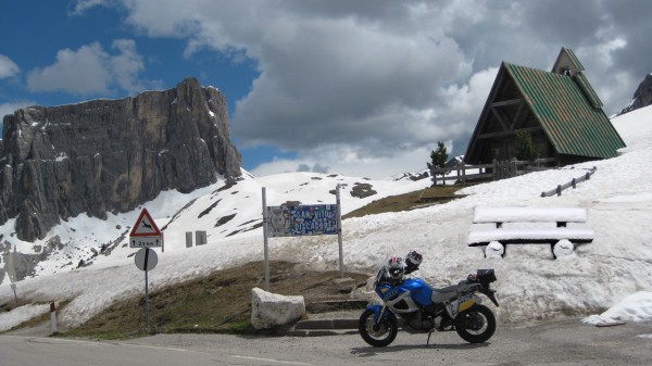 IMG_6311.JPG (556.2 KiB) 3172 mal betrachtet Super Tenere mit Schneebank ;-)