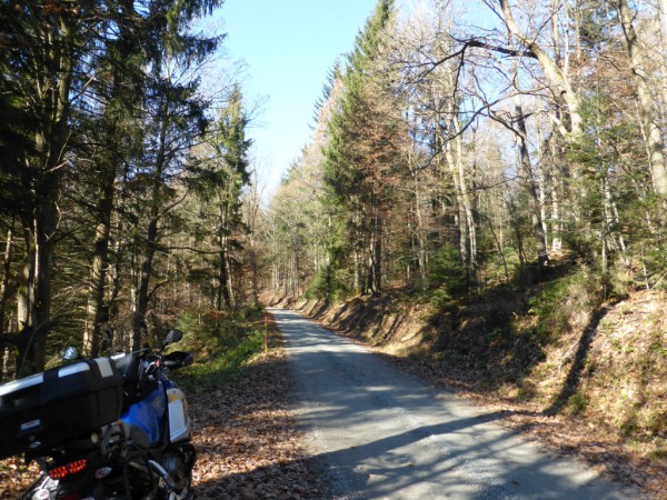 Schotterstrasse entlang der Staatsgrenze südlich des Radlpasses