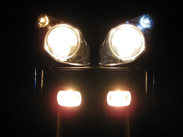 Standlicht rechts (Probeweise mit einer LED Birne) sowie Osram H7 NightRacer