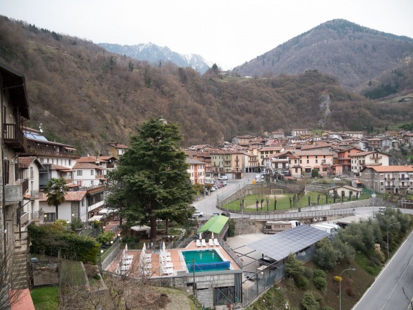 Das Hotel Oasi Verde links. Pool noch zu, Moto-Unterstelldach unterhalb