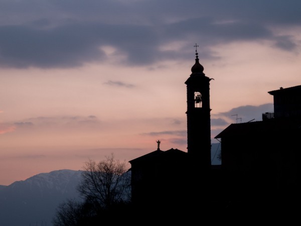 Die Dorfkirche mit hoher Bimmel-Frequenz, aber malerisch.