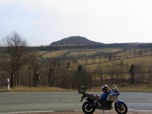 der Geisingberg samt Baude aus der Ferne...