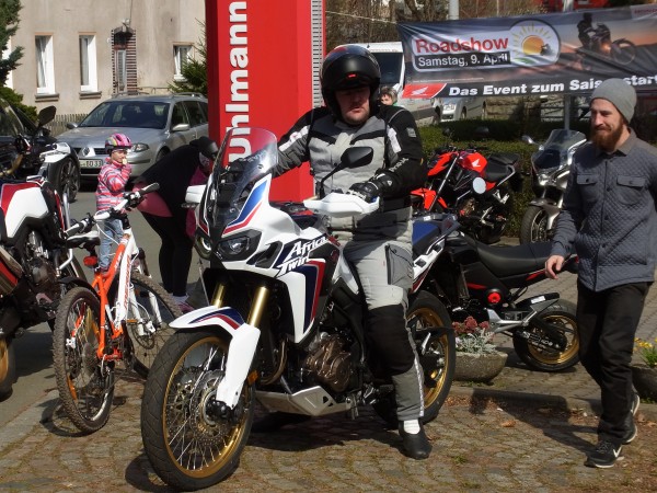 dem affentwin aufn zahn fühlen...