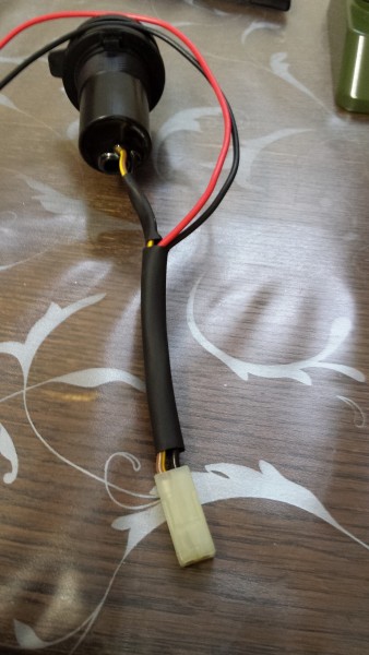 Schrumpfschlauch und Pins genauso wieder eingesetzt, dass + und - wieder passen