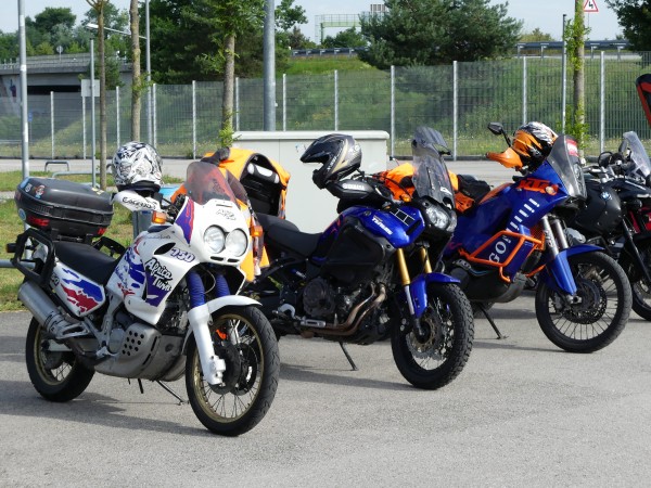 P1000757.JPG (286.95 KiB) 3867 mal betrachtet Treffpunkt vor Einweisung und Abfahrt...