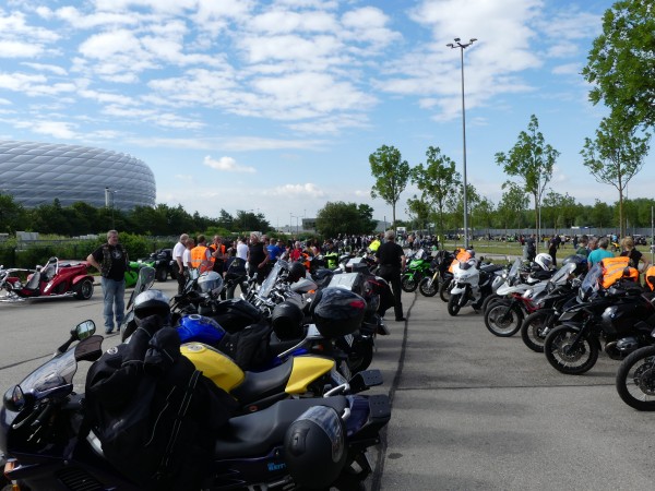 P1000760.JPG (216.42 KiB) 3867 mal betrachtet Die Reihen füllen sich - alles Roadblocker...