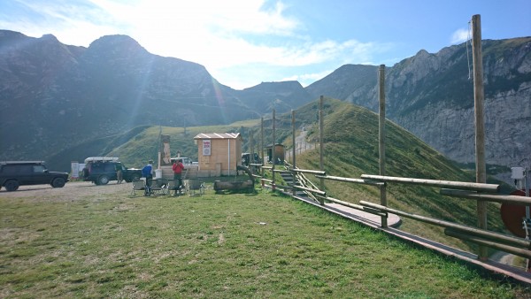 Vorm Zahlhäuschen, im Hintergrund geht es den Berg rauf ...