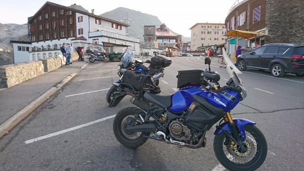 Stelvio mit zwei richtig geilen Moppeds