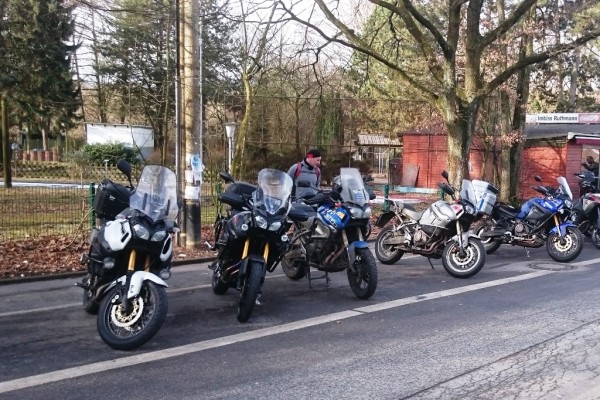 28.01.17.JPG (234.4 KiB) 4135 mal betrachtet Münsterländer Stammtisch, leider "nur" die XTs.<br />Die Treiber wollten nicht aufs Bild......