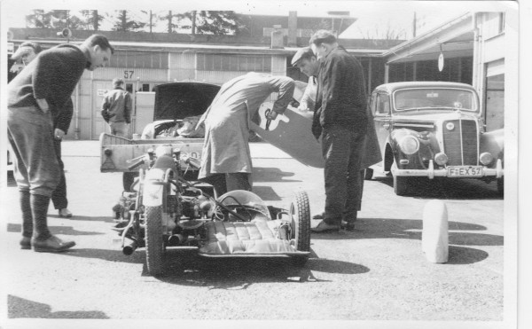 Ostern 1963, altes Fahrerlager. BMW-RS-Kneeler-Gespann