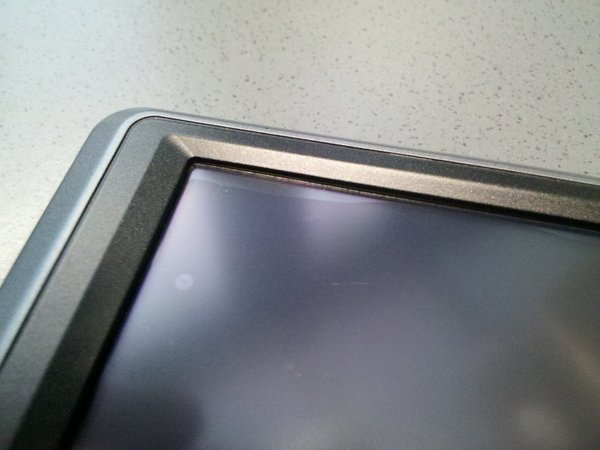 Folie haftet nicht sauber am Rand, Luftblase über Kratzer