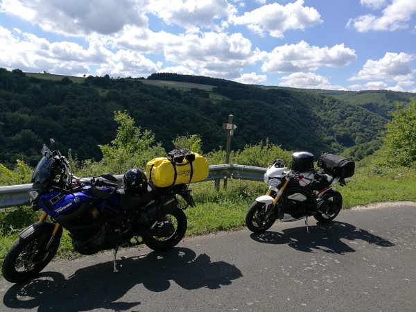 IMG_20170806_124922.jpg (242.92 KiB) 3856 mal betrachtet Ich war unverkennbar mit gelber Tasche vorneweg gefahren