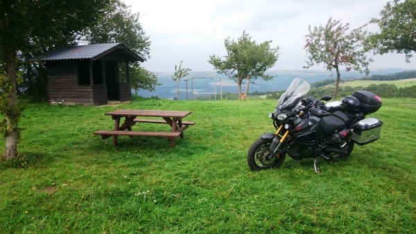 Bank2.JPG (369.68 KiB) 5762 mal betrachtet Im Hintergrund Luxemburg