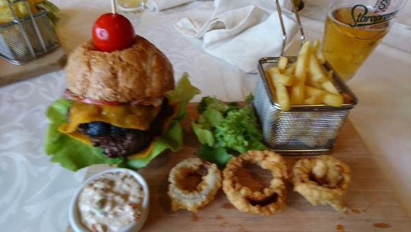 Black Angus Burger, schließlich wollen die verlorenen Kalorien ersetzt werden
