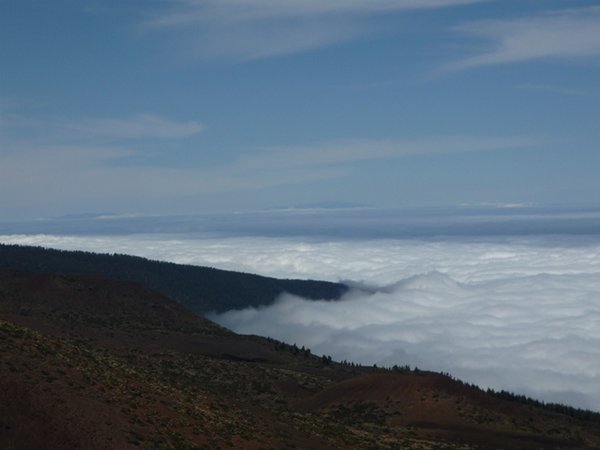 2.200 m über den Wolken, links La Gomera, rechts La Palma