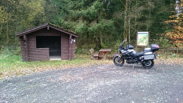 Dort in der Hütte waren noch Utensilien eines Paarungsrituals...