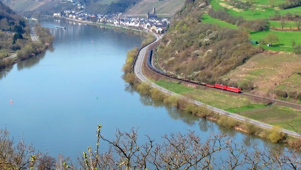 Blick vom Parkplatz in den Serpentinen bei Brodenbach