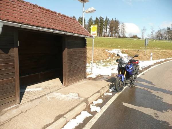 18-03.21-Welzh.Wald-1.JPG (129.61 KiB) 2903 mal betrachtet Bank im Häuschen