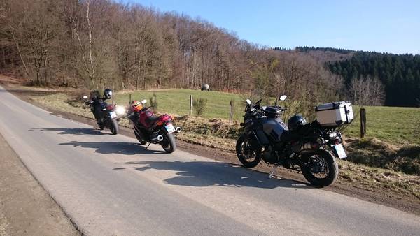 Im Hintergrund ein Jauchefass