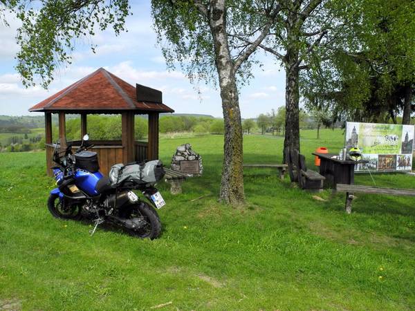 XT, vier Bänke und eine Hütte mit drinnen noch 'ner Bank!