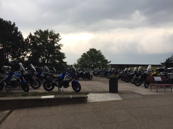XT‘s hinter einer Bank