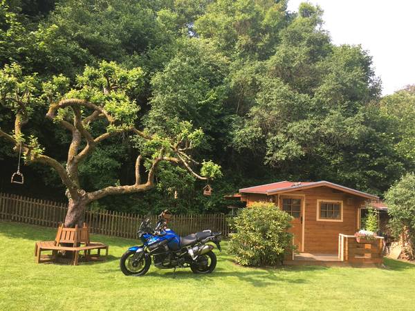 XT1200Z mit einer Baumbank
