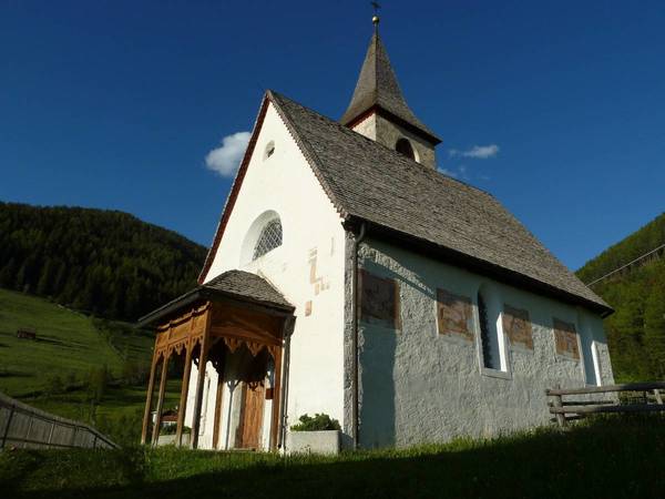 ...die kleine Kirche am Bergdorf