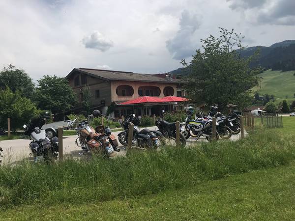 75FA7E47-86D9-4D55-94BE-D7E5D83D6572.jpeg (807.87 KiB) 2847 mal betrachtet Die Bikerranch in Scheffau