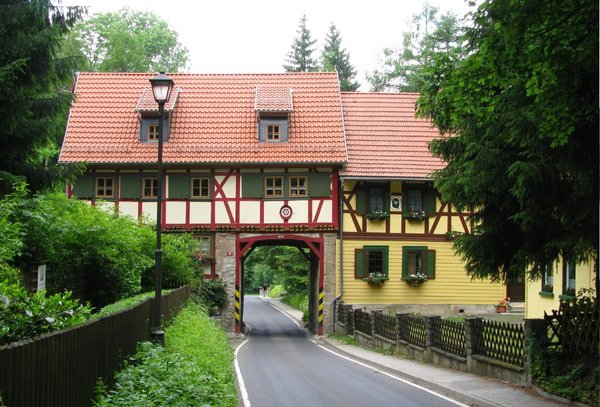 Grenzhaus mitten in der Landstraße