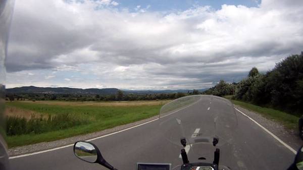 Tag 3-15-UA.JPG (95.52 KiB) 3076 mal betrachtet die Berge links sind die Ukraine