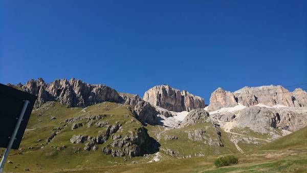 Blick nach oben vom Giau