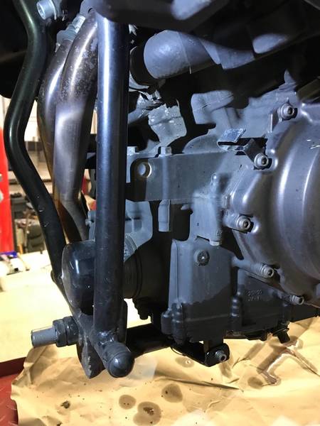 Lasche am Motorblock