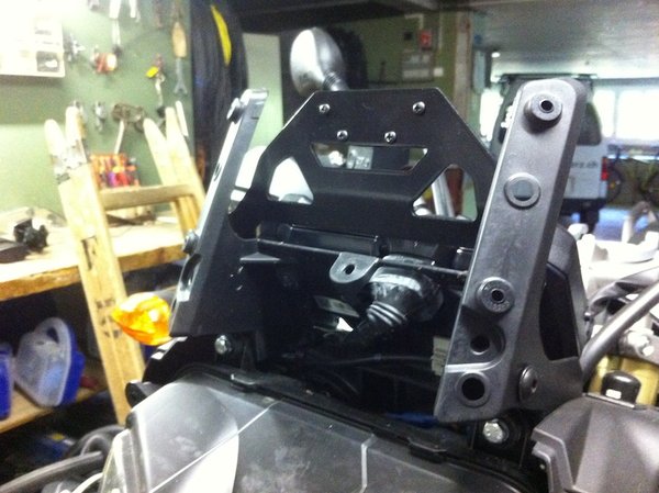 Cockpit lösen, Halter einfügen und anschrauben, Cockpit wieder befestigen