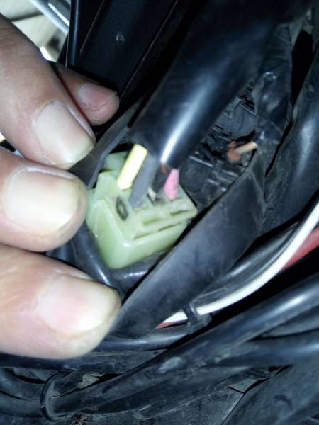 Steckverbindung (eigen) Scheinwerfer von unten.jpg (182.83 KiB) 4102 mal betrachtet Steckverbindung von unten