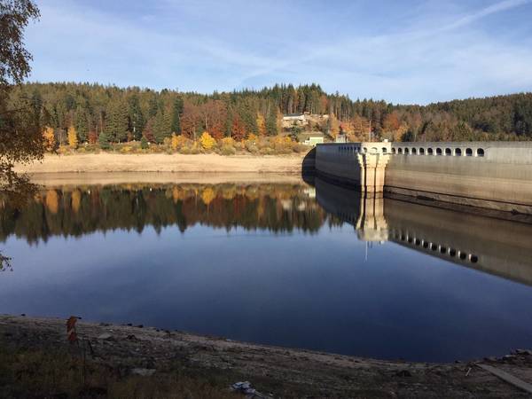 Schwarzenbachtalsperre mit sehr wenig Wasser