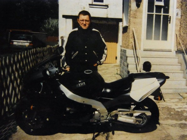 23 jahre altes bild mit mir und meinem 2. bike, ner yzf 1000r...stolz wie oskar...