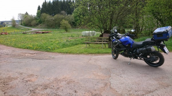 DSC_0493.JPG (371.62 KiB) 2761 mal betrachtet Auch vor einer Bank geparkt. Südliches NRW.<br />Schöne Grüße vom<br />Rursee