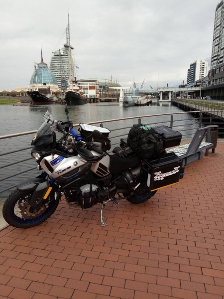 IMG_20190606_110540.jpg (294.95 KiB) 3448 mal betrachtet XT vor einer Bank und vor einem U-Boot