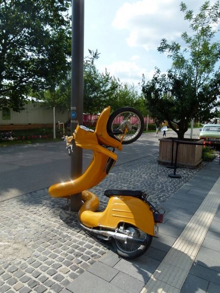 P1130708red.jpg (105.51 KiB) 3253 mal betrachtet Kunstschwalbe, oder dumm gelaufen. Gestern gesehen auf der BUGA in Heilbronn