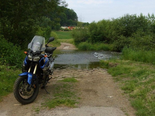 Furt durch die Zschopau bei Limmritz nahe Döbeln...Kopfsteinpflasterstrasse durch den Fluss...extrem veralgt und glatt!!!...hat sich noch keiner getraut...51.114023   ,    13.046533