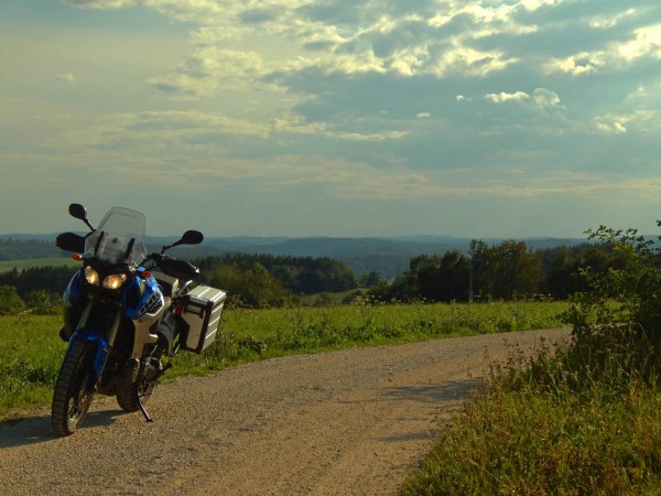 Schotterweg mit Aussicht.jpg