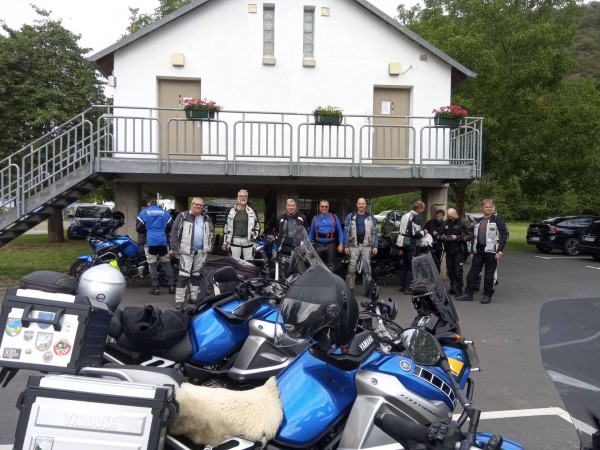 IMG_20190811_121439_2.jpg (381.74 KiB) 5692 mal betrachtet Gruppenbild mit Dame