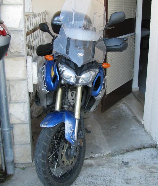 Wohnungtür mit Motorradparkplatz