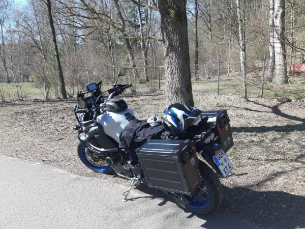 Oh ich hab rechts die Bank vergessen. Untewegs im Queidersbacher-Wald