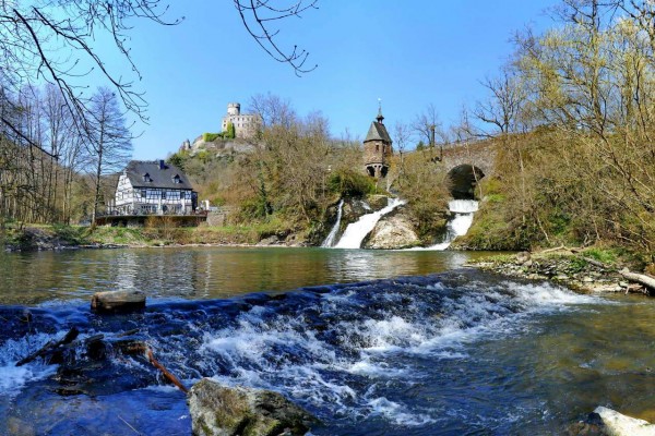 P1040023_026_2z3_a_WA_LI_1280_komp_stitch.jpg (259.17 KiB) 2826 mal betrachtet Landhaus Pyrmonter Mühle, Wasserfall, Burg Pyrmont