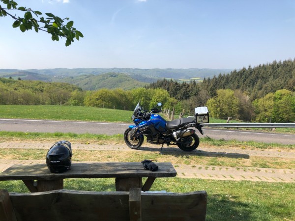 347CD442-B647-45E9-AEBA-31D4FF5671D9.jpeg (669.54 KiB) 2843 mal betrachtet Direkt neben dran eine normale Bank