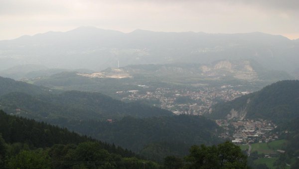 Slowenien - Blick vom Podmeja Pass auf Trbovlje