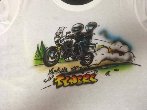 Das bin ich mit meiner Sozia auf ein T-Shirt.